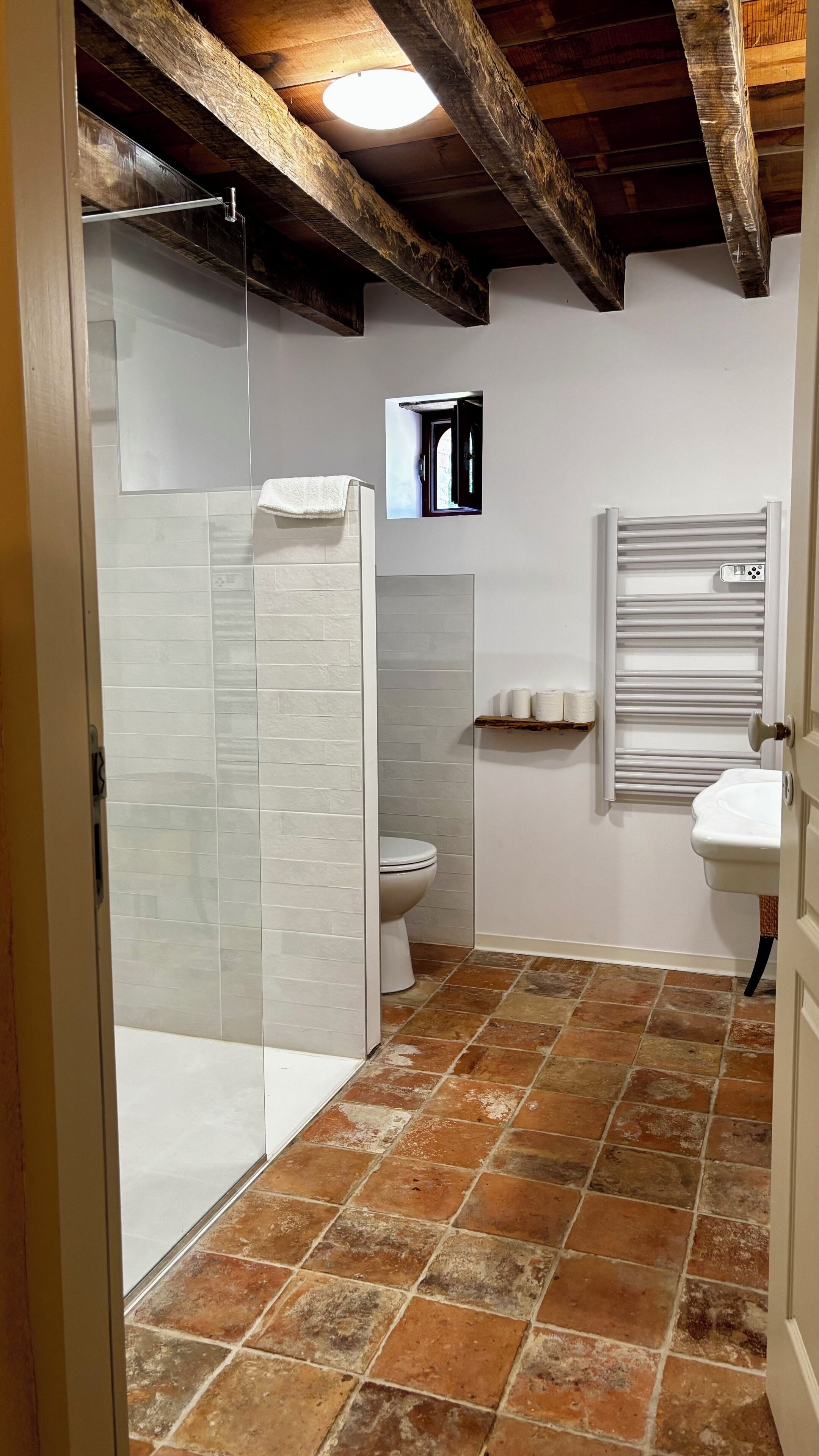 Un baño con ducha, inodoro y lavabo.