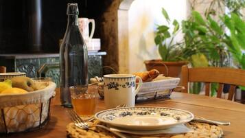 Petit déjeuner continental servi tous les jours en supplément