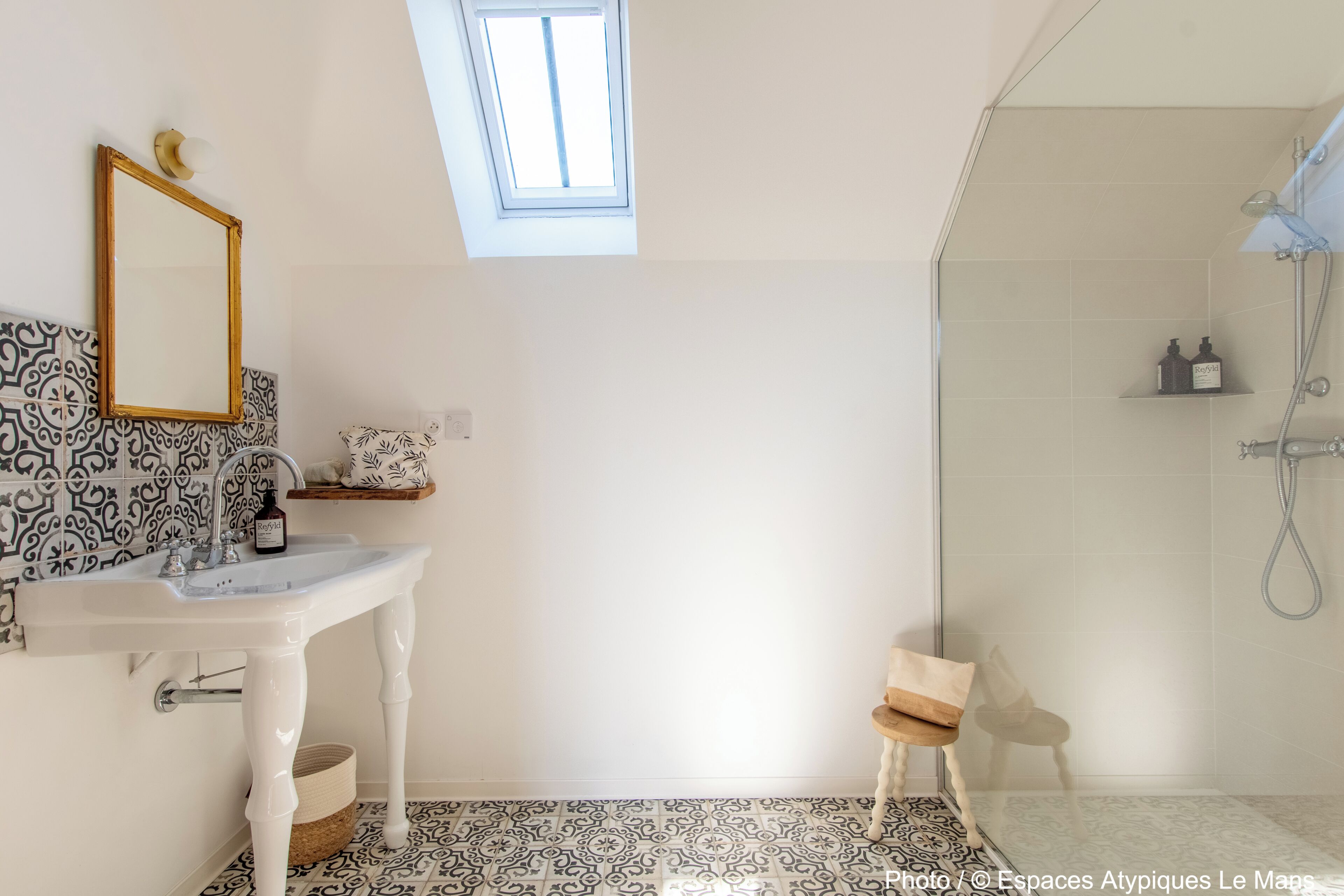 Chambre supérieure double ou avec lits jumeaux, vue sur le jardin | Salle de bain