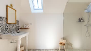 Chambre supérieure double ou avec lits jumeaux, vue sur le jardin | Salle de bain
