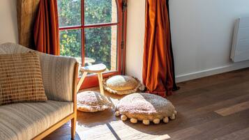 Dobbelt- eller tomannsrom – superior, hageutsikt | Oppholdsområde