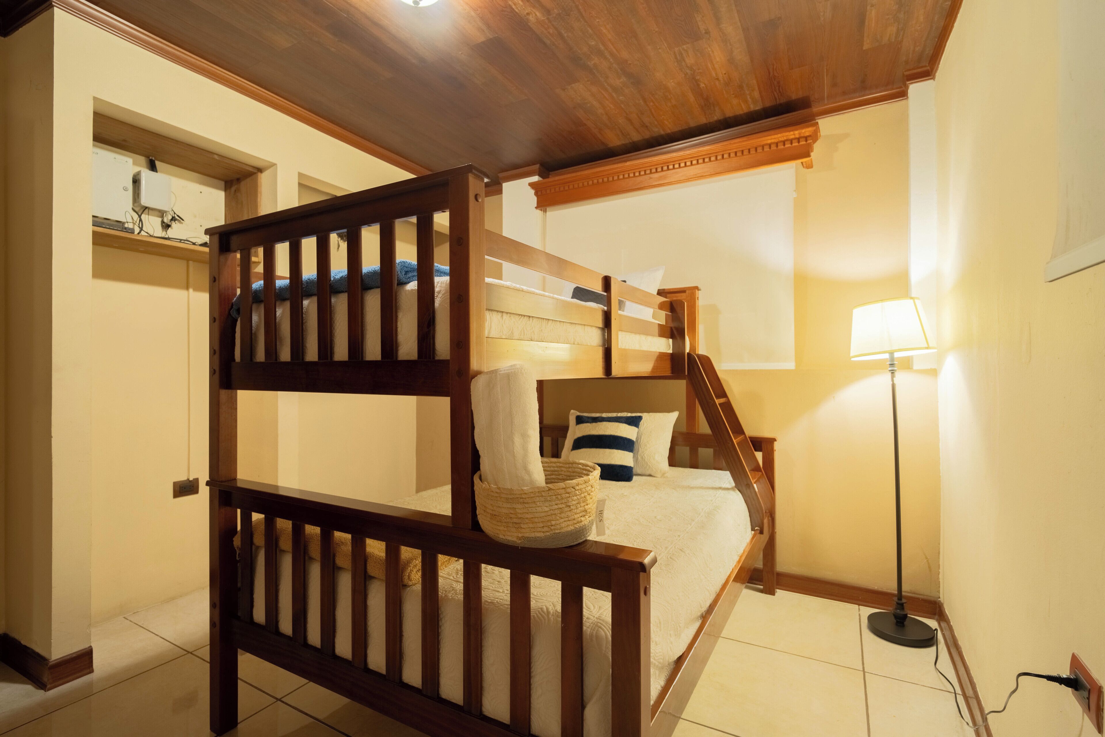 4 bedrooms, iron/ironing board, WiFi, bed sheets