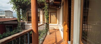 CASA DARA, con vista a la montaña del rostro maya y vista al Lago de Atitlan!