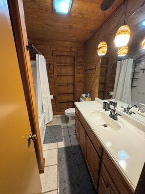 Shower, jetted bath, hair dryer, towels