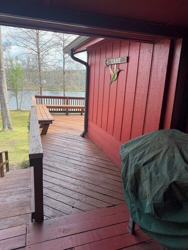 Waterfront authentic log cabin in charming Anacoco