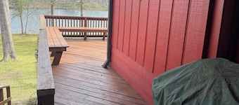 Waterfront authentic log cabin in charming Anacoco