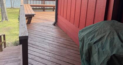 Waterfront authentic log cabin in charming Anacoco