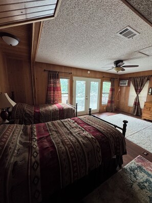 Room - Waterfront authentic log cabin in charming Anacoco (Anacoco)