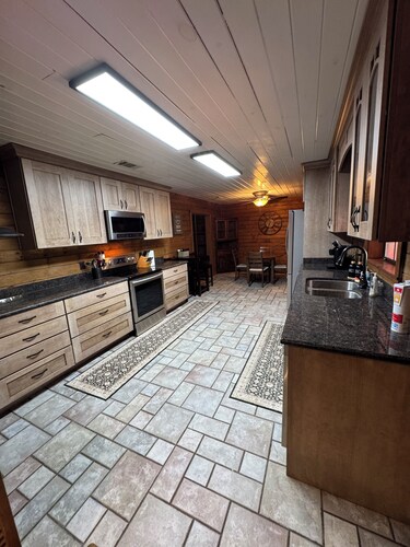 Waterfront authentic log cabin in charming Anacoco