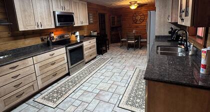 Waterfront authentic log cabin in charming Anacoco