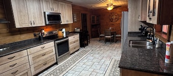 Waterfront authentic log cabin in charming Anacoco