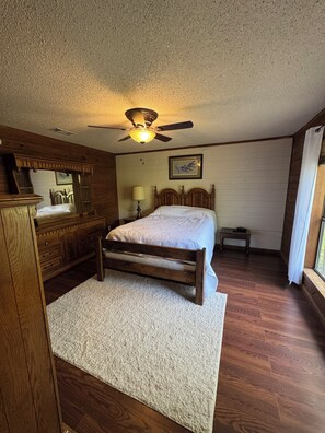 Room - Waterfront authentic log cabin in charming Anacoco (Anacoco)