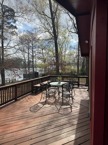Waterfront authentic log cabin in charming Anacoco