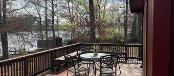 Waterfront authentic log cabin in charming Anacoco