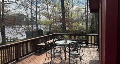 Waterfront authentic log cabin in charming Anacoco