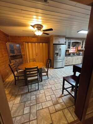 Dining - Waterfront authentic log cabin in charming Anacoco (Anacoco)