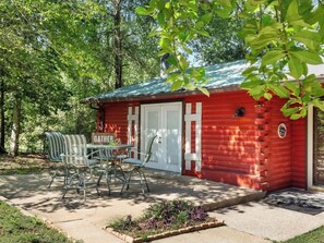 Exterior - Waterfront authentic log cabin in charming Anacoco (Anacoco)