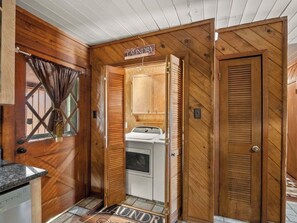 Interior - Waterfront authentic log cabin in charming Anacoco (Anacoco)