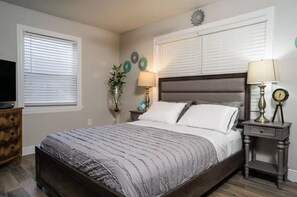 Iron/ironing board, WiFi, bed sheets - Entire House - 3 Blocks From The Beach (Cocoa Beach)