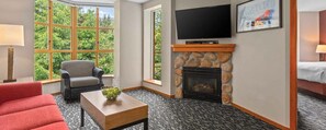Living area - Beautiful 1-bedroom condo in Whistler with a full kitchen (Whistler)