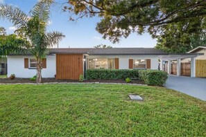 Exterior - Paradise Haven drive heated pool and spa (Clearwater)