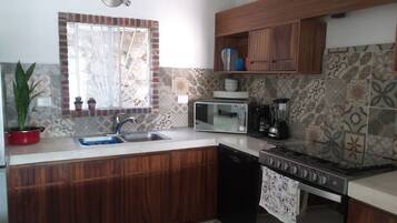 Frigorifero, microonde, forno, piano cottura