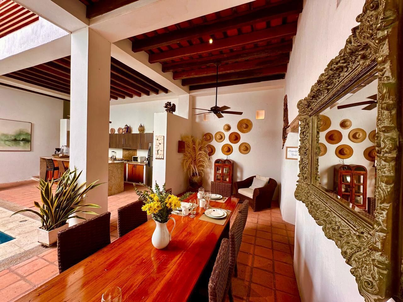 Casa, vistas a la piscina | Comedor