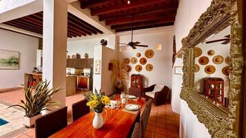 Casa, vistas a la piscina | Comedor