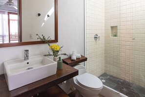 Shower, towels, soap, shampoo - Casa del Agua Pool House by Xarm Apartments (Santa Marta)