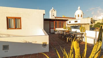 Hus - utsikt mot poolen | Restaurang utomhus