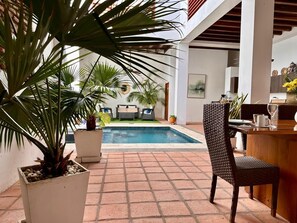 Huis, uitzicht op zwembad | Buiten dineren