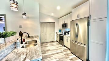 Refrigerador, microondas, horno, placa de cocina