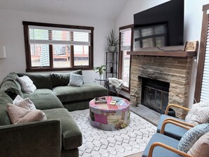 Smart TV - Sasquatch Sanctuary: Luxe, Cozy, Wilderness Vibes (Lake Harmony)