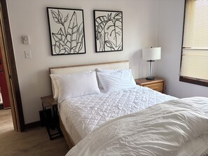 3 bedrooms, iron/ironing board, WiFi, bed sheets - Sasquatch Sanctuary: Luxe, Cozy, Wilderness Vibes (Lake Harmony)