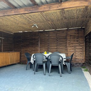 Outdoor dining - Mobile home with overhang (Sérignan)