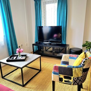 Smart TV, books, music library - Superior 2-bedroom apartment with pool, 4-min walk to beach near Split & Trogir (Kaštel Novi)