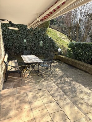 Outdoor dining - Gabi's Villa am Hang (Bad Aibling)