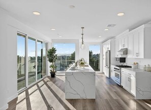 Private kitchen - City, Mountain & Star Lit View (Los Angeles)