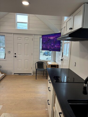 New cottage just steps from Cohasset Village Center. Monthly stays Only.