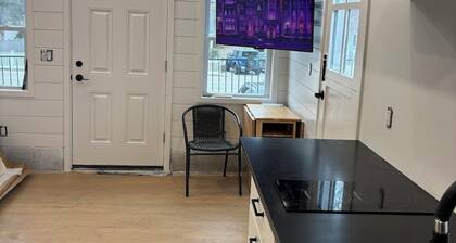 New cottage just steps from Cohasset Village Center. Monthly stays Only.