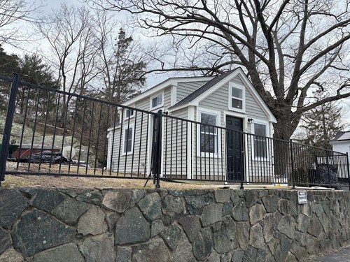 New cottage just steps from Cohasset Village. Monthly stays req. Available Oct 1