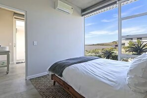 Iron/ironing board, WiFi, bed sheets - Lagoon House (Lake Marina)