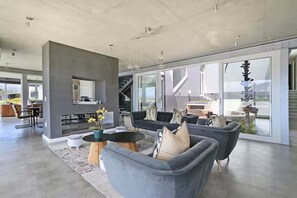 Interior - Lagoon House (Lake Marina)