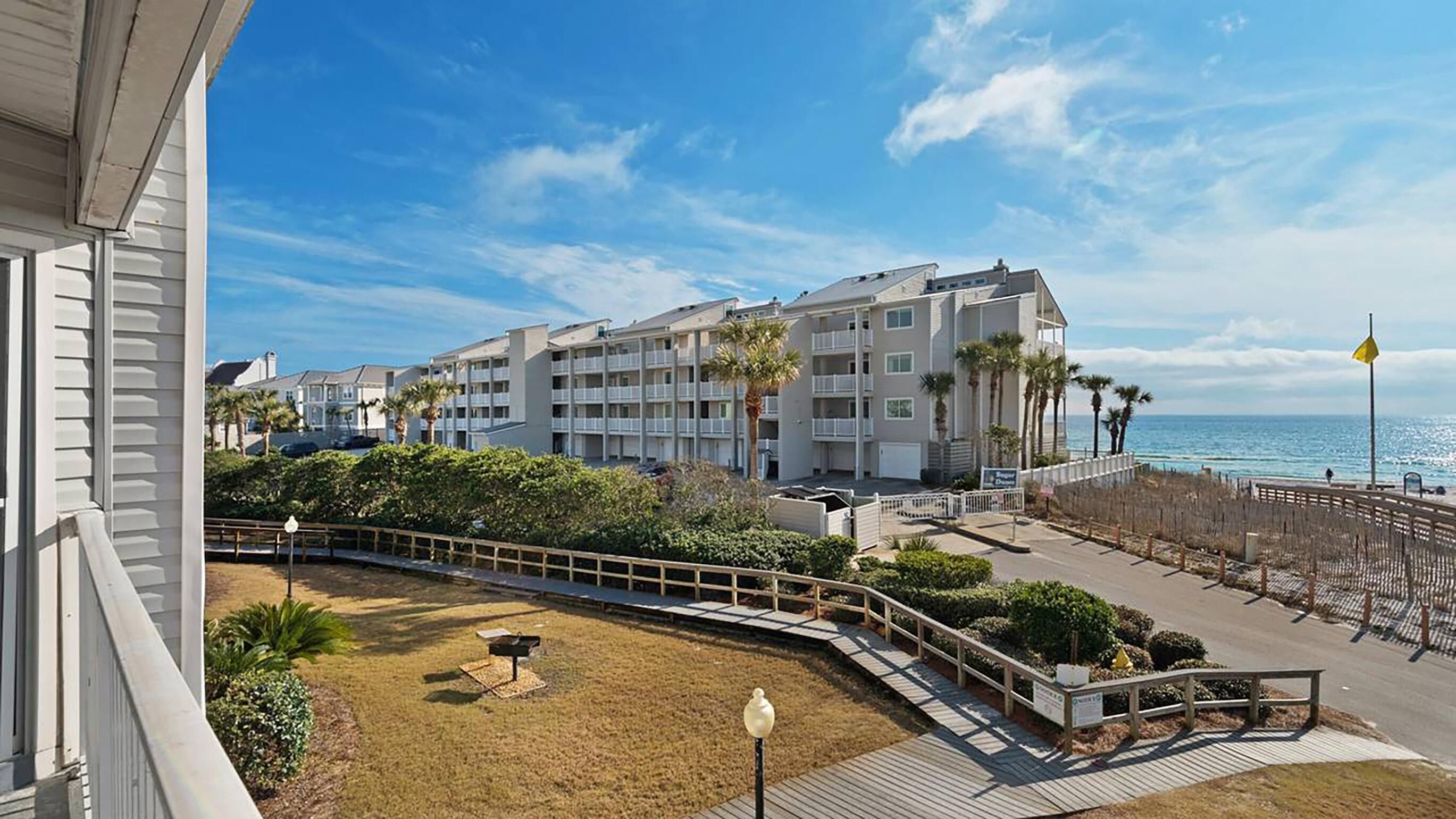 Un hôtel situé en bord de mer, doté de nombreux balcons, d’une promenade en bord de mer et offrant une vue sur l’océan.