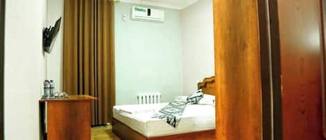Chambre économique double, 1 chambre, balcon, vue sur la ville | Coffre-fort, espace de travail pour ordinateurs portables