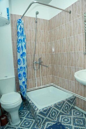 Tweepersoonskamer, balkon, uitzicht op stad | Badkamer