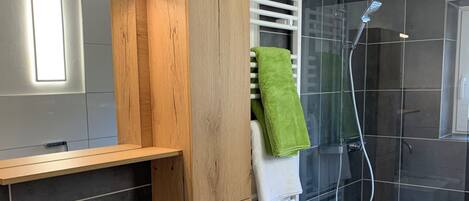 Serviettes fournies, papier de toilette