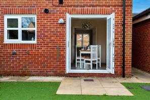 Outdoor dining - Stylish 3BR Retreat w/ 6 Beds, Sleeps 7, Parking (Greater Manchester)