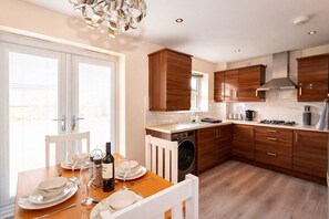 Fridge, microwave, oven, stovetop - Stylish 3BR Retreat w/ 6 Beds, Sleeps 7, Parking (Greater Manchester)