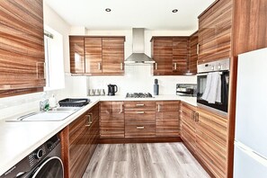 Fridge, microwave, oven, stovetop - Stylish 3BR Retreat w/ 6 Beds, Sleeps 7, Parking (Greater Manchester)